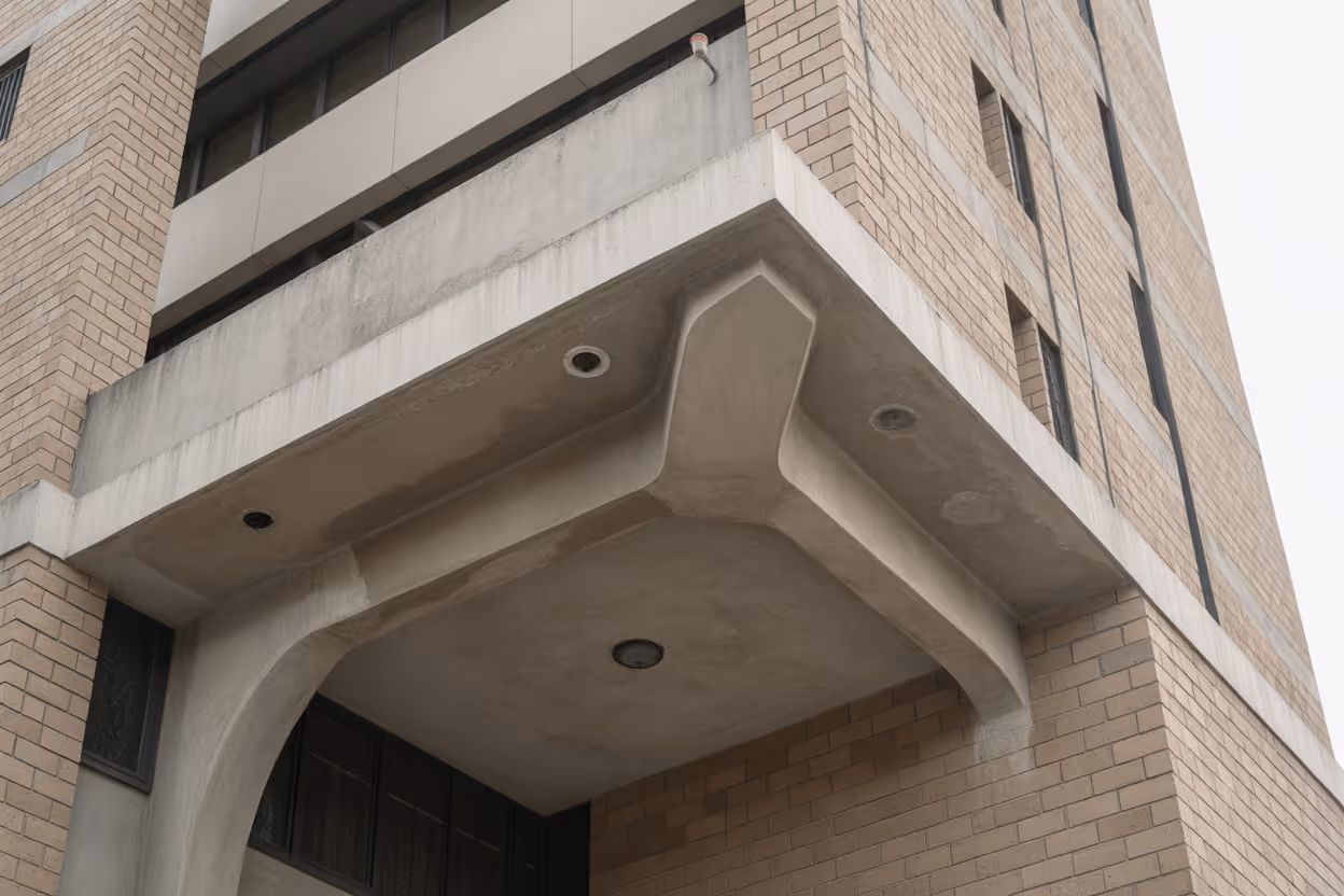 Betonbalkon und Fassadenbauteile an einem Gebäude in Hamburg-Harburg nach fachgerechter Betonreparatur