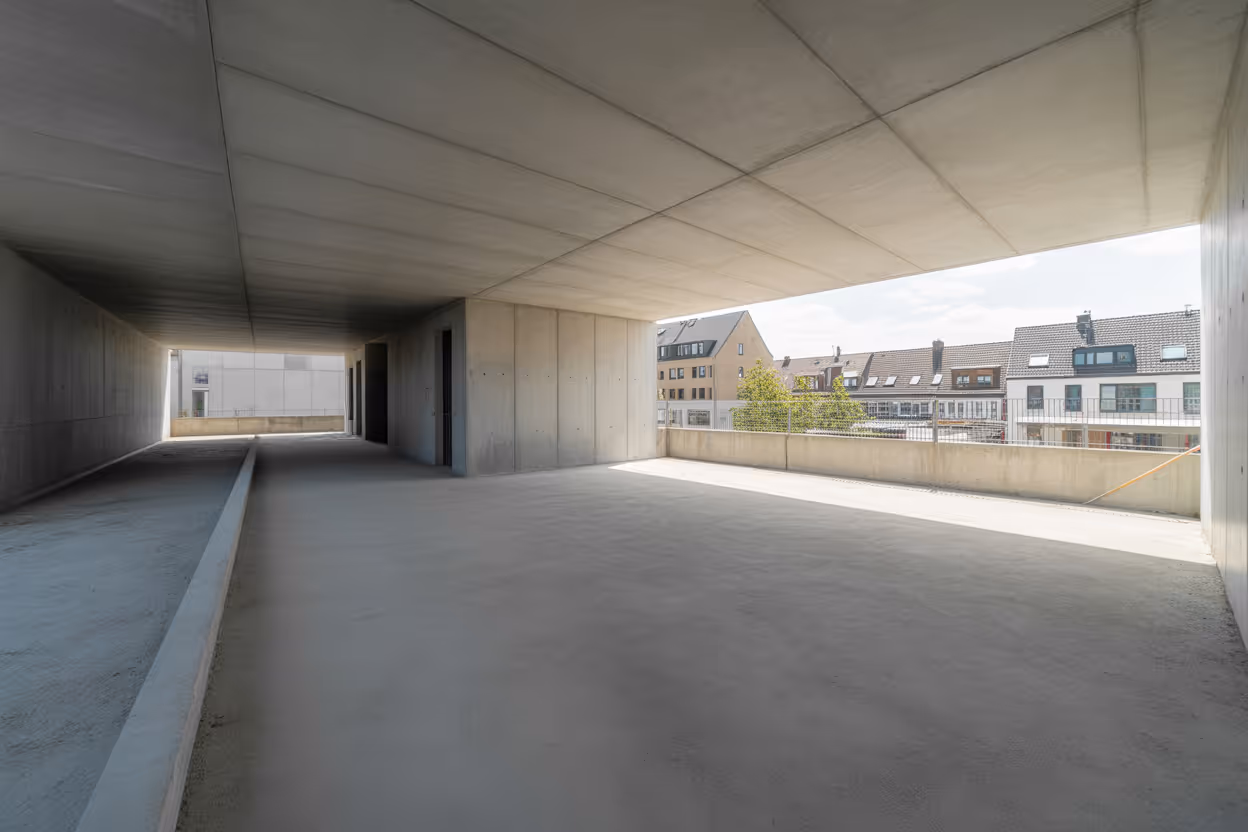 Fertiggestellte Betonkonstruktion im Bestand in Hamburg-Altona mit sichtbaren Betondecken und Wänden
